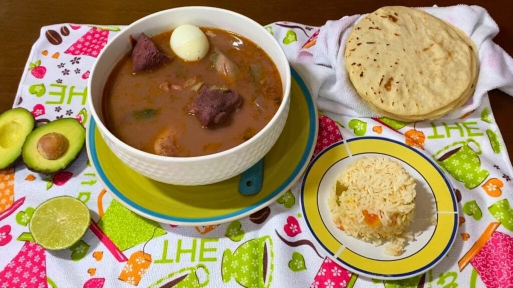 Sopa de Frijoles Salvadoreña